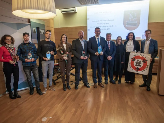 Občina Medvode prejela bronasto priznanje za prvo podaljšanje certifikata Mladim prijazna občina javni zavod sotočje medvode